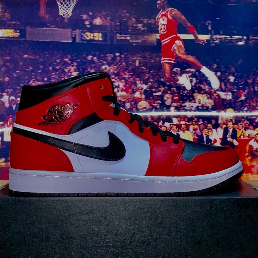 Jordan 1 MID Bred Toe Chicago